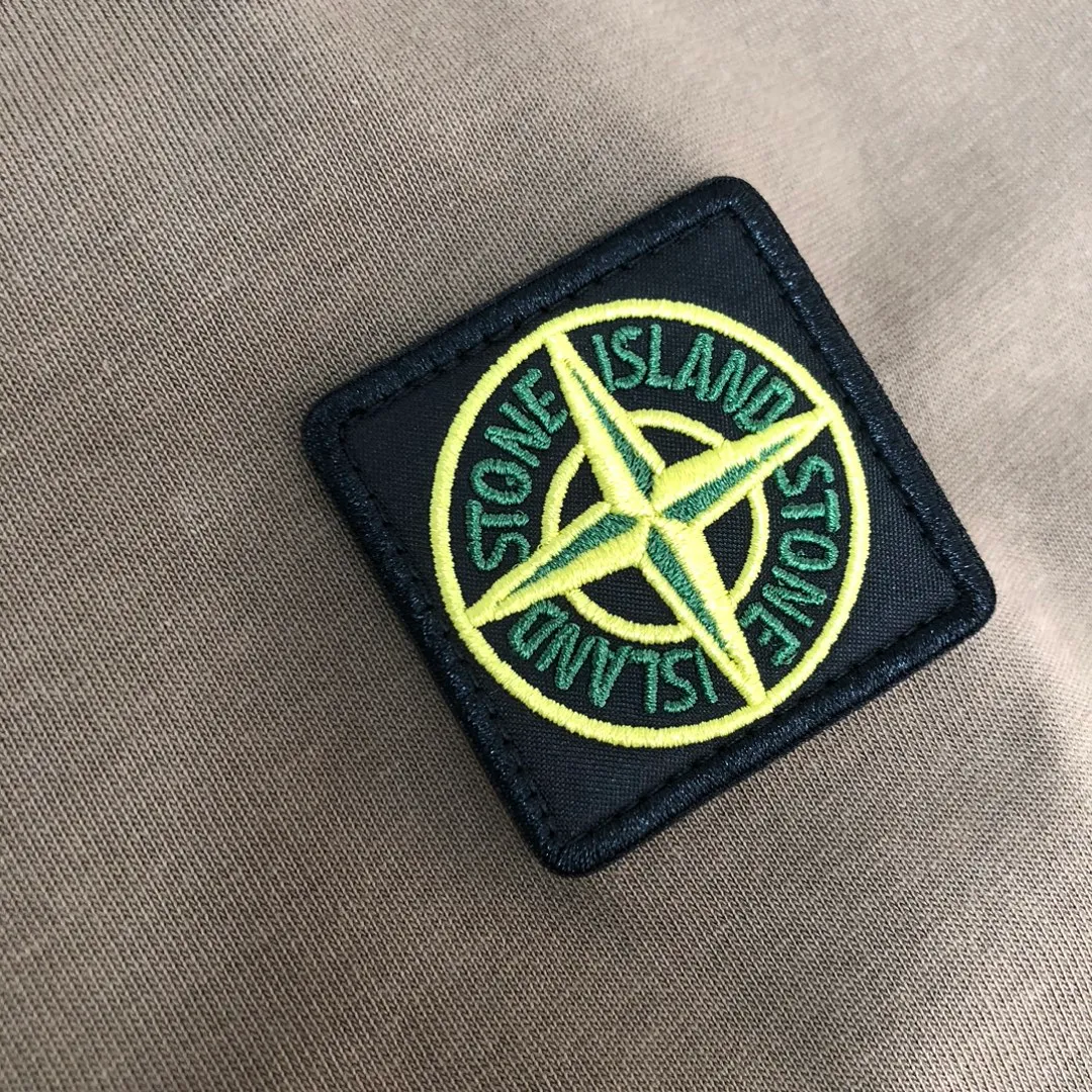 P150 A🍃Stone island 2025 spring and summer new men's and women's short-sleeved round neck T-shirt, with a unique and high-end style, embellished with the iconic compass logo! Customized pure cotton fabric! A simple and high-end fashion item, a fashionable product with very high-end charm and a must-have item for fashion trends! All three standards are complete! ! Color: black, white, dark gray, coffee Size: S M L XL (loose fit, please state your height and weight when placing an order)